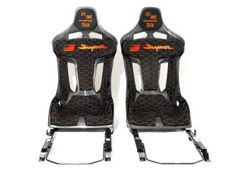 Honeycomb CF Seat GT-Max + plug&play rails and slider kit for Supra A90 (MK5).

Customized alcantara padding with orange honeycomb stitching pattern and custom logo on headrest and backrest padding.